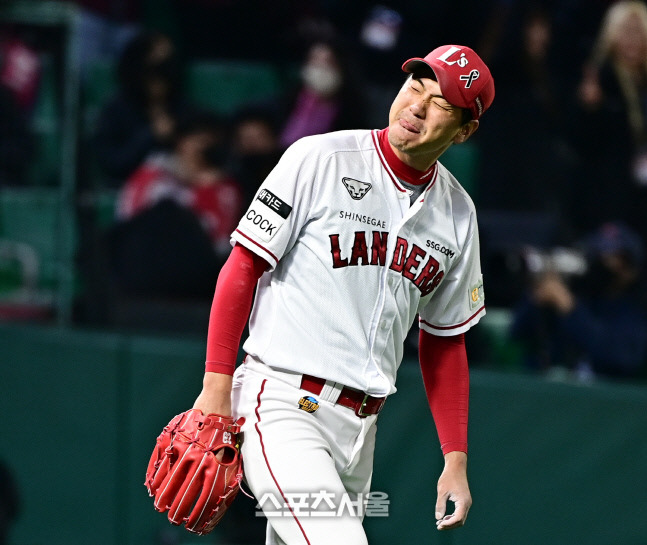 SSG 선발투수 김광현이 1일 인천SSG랜더스필드에서 열린 2022 KBO 한국시리즈 1차전 키움과 경기 6회초 2사2루 상대 이지영에 적시타를 허용한 후 아쉬워하고 있다. 문학 | 최승섭기자 thunder@sportsseoul.com