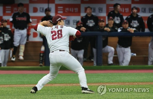 8회초 호수비로 위기를 지우는 키움 히어로즈 김재웅. ⓒ연합뉴스