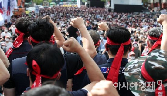 전국금융산업노동조합(금융노조) 조합원들이 지난 9월16일 서울 광화문 세종대로에서 총파업 결의대회를 하고 있는 모습. 금융노조는 당시 공공기관 혁신안 폐기 등을 주장했다.