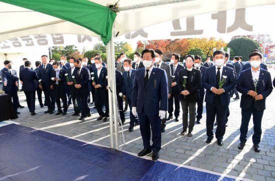 경상남도의회 김진부 의장과 도의원들은 이태원 사고 합동분향소를 찾아 조문했다.