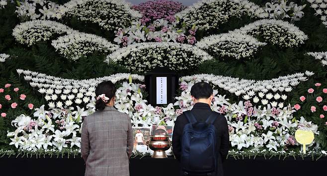 1일 오전 서울 중구 서울광장에 마련된 이태원 사고 사망자 합동분향소를 찾은 시민들이 조문하고 있다. /뉴시스