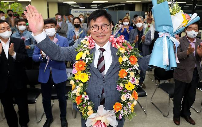 도성훈 인천시교육감 후보가 지난 6월2일 당선을 확정 지은 뒤 승리의 세리머니를 하고 있다./뉴스1