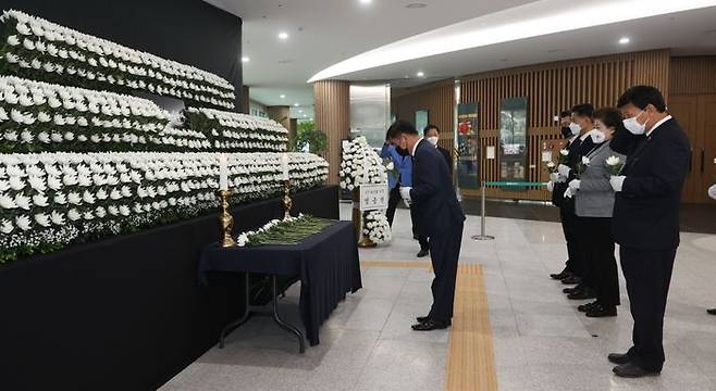 염종현 경기도의회 의장이 1일 분향소에서 조문하고 있다. ⓒ경기도의회