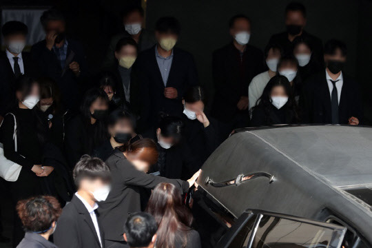 1일 낮 광주 광산구 한 장례식장에서 '이태원 참사' 피해자 가운데 한 명인 20대 은행원의 발인식이 엄수돼 유가족과 지인이 눈물 흘리고 있다.<연합뉴스>