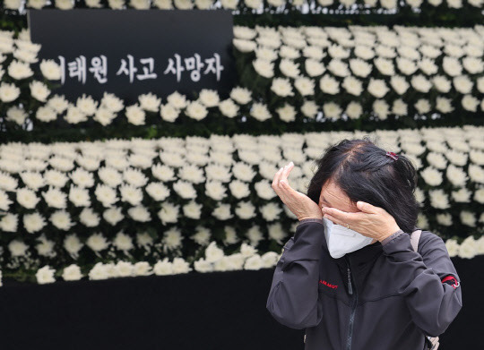 1일 서울 용산구 녹사평역 광장에 마련된 이태원 사고 사망자 합동분향소에서 조문을 마친 시민이 눈물을 흘리고 있다. 연합뉴스