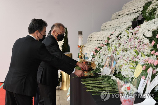 정의선 현대차그룹 회장이 1일 오전 서울광장에 마련된 이태원 사고 사망자 합동 분향소에서 조문하고 있다. 연합뉴스