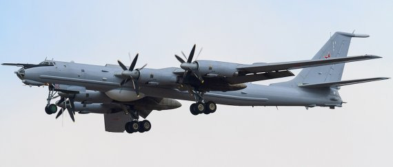 러시아의 투폴레프 Tu-142는 투폴레프 Tu-95 전략폭격기를 해상초계기로 개조한 버전이다. 전투행동반경 6500km 무지막지한 항속거리를 지닌 이 대잠초계기의 작전반경을 능가하는 초계기가 아직 개발되지 않았을 정도다. 그러나 잠수함 탐지 능력이 거의 없다시피 할 정도로 기체의 진동과 소음이 큰 기체로 평가받는다. 나토는 투폴레프 Tu-95 전략폭격기를 베어라고 부르는데, 이것을 해상초계기로 개조한 투폴레프 Tu-142도 그냥 베어라고 부른다. ⦁승무원 11~13명 ⦁길이: 53.08m(162ft 5in) ⦁날개폭: 50.00m(167ft 8in) ⦁높이: 12.12m(39ft 9in) ⦁날개면적: 311.10m²(3348.76ft²) ⦁경하중량: 9만kg(198,000lb) ⦁최대이륙중량: 18만5000kg (40만7848lb) ⦁엔진: 4×Kuznetsov NK-12MP 터보프롭, 각 1만1033kW(1만4795shp) ⦁성능 최고속도:925 km/h(500kt, 575mph) ⦁순항속도: 711km/h(384kt, 442mph) ⦁전투행동반경: 6500km(3454nmi, 3977mi) ⦁최대고도: 1만2000m(3만9000ft). 자료=러시아 해군