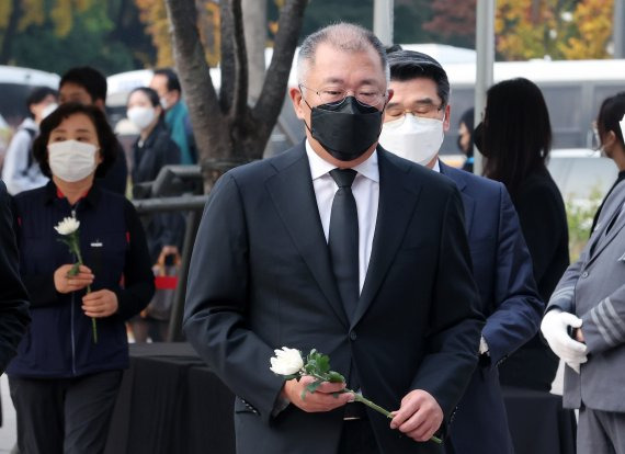 정의선 현대차그룹 회장이 1일 오전 서울광장에 마련된 이태원 사고 사망자 합동분향소를 찾아 헌화하기 위해 이동하고 있다. 사진=뉴스1