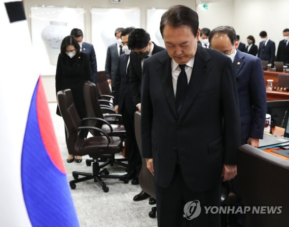 이태원 참사 희생자 추모 묵념하는 윤석열 대통령 (서울=연합뉴스) 안정원 기자 = 윤석열 대통령과 국무위원들이 1일 서울 용산 대통령실 청사에서 열린 국무회의에서 이태원 참사 희생자들을 추모하는 묵념을 하고 있다. 2022.11.1 [대통령실통신사진기자단] jeong@yna.co.kr (끝)