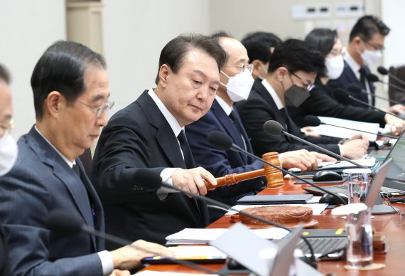 윤석열 대통령이 1일 서울 용산 대통령실 청사에서 열린 국무회의를 주재하고 있다. 2022.11.01. /사진=뉴시스화상