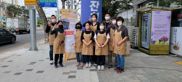 김윤경(왼쪽 둘째) 시설장을 비롯한 청주 ‘담쟁이 국수 이야기’에서 일하는 이들이 함께했다. 담쟁이 국수 이야기 제공