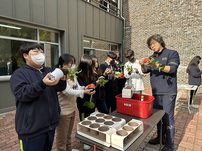 전주근영중 학생들이 공기정화식물을 활용한 원예기술교육을 받고 있다. 전주시 제공