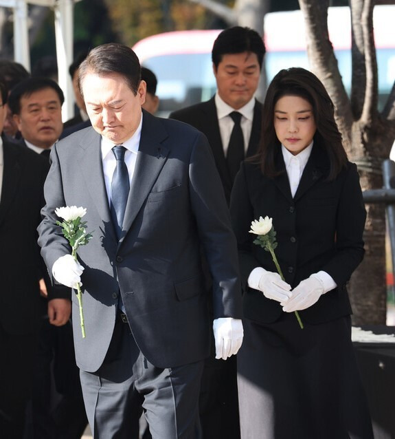 윤석열 대통령과 김건희 여사가 31일 오전 서울광장에 마련된 이태원 사고 사망자 합동분향소를 방문, 조문을 위해 이동하고 있다. 연합뉴스