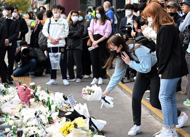 지난 31일 서울 용산구 이태원 참사가 발생한 현장 인근에 마련된 임시 추모소에서 외국인들이 헌화하고 있다. 홍인기 기자