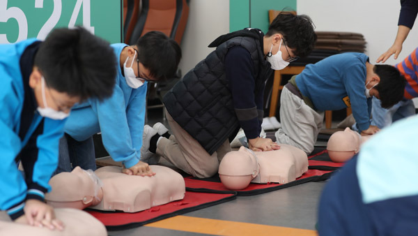 교내 안전 체험 교실에서 심폐소생술 교육받는 초등학생들 [사진 제공: 연합뉴스]