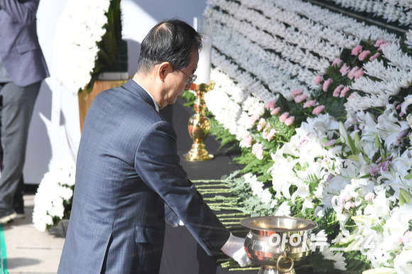 한덕수 국무총리가 지난달 31일 서울 중구 서울광장에 마련된 이태원 참사 합동분향소에서 희생자들을 추모하고 있다. [사진=김성진 기자]