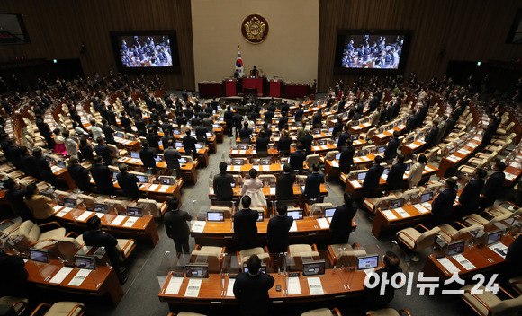 지난 9월 김진표 국회의장 등이 서울 여의도 국회 본회의장에서 열린 제400회 국회(정기회) 개회식에서 국민의례를 하고 있는 모습. [사진=김성진 기자]