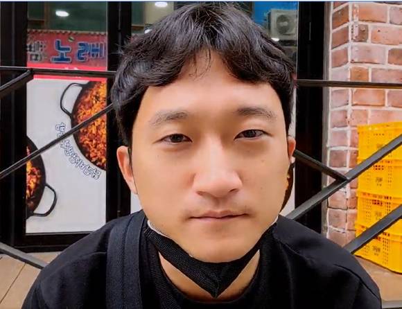 '이태원 의인' BJ 배지터본명 채경민가 참사 현장 구조 작업 과정에서 "(사람들)그만 올려"라고 소리친 남성 역시 구조를 도왔다고 말했다. [사진='아프리카 TV' 방송 캡처.]