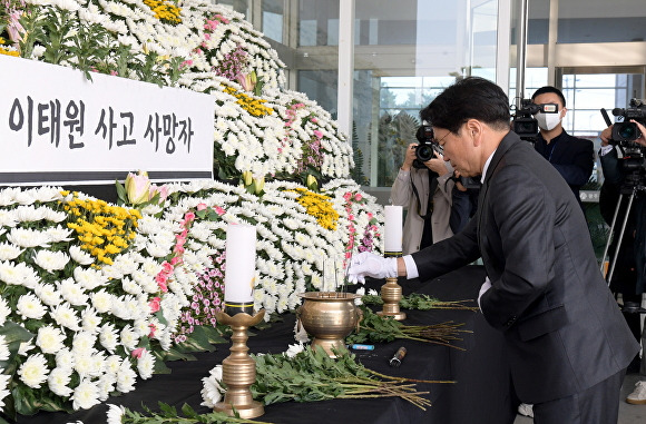 1일 강기정 광주광역시장이 이태원 사고 사망자 합동분향소를 방문해 묵념을 하고 있다. [사진=광주시]