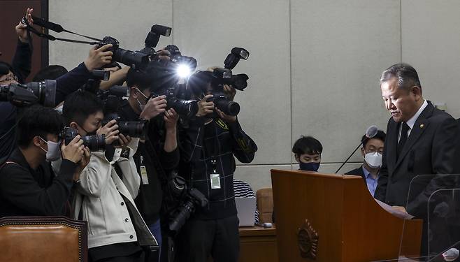 이상민 행정안전부 장관이 1일 오후 국회에서 열린 행정안전위원회 전체회의에 출석해 이태원 참사 관련 현안 보고를 하고 있다. 김성룡 기자