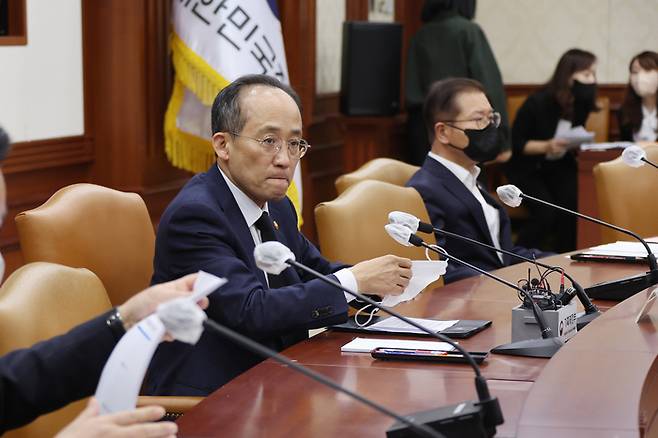 추경호 경제부총리 겸 기획재정부 장관이 1일 정부서울청사에서 열린 비상경제장관회의에 참석해 있다. 연합뉴스.