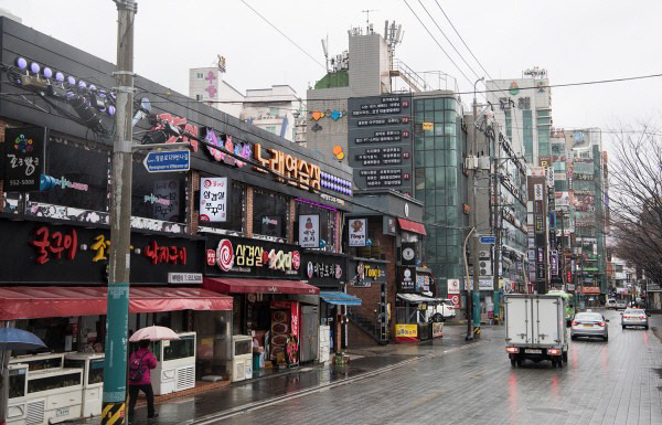 식당 등 각종 자영업체가 밀집한 부산 동래구 명륜1번가 모습. 사진은 기사 내용과 관련이 없음. 국제신문DB