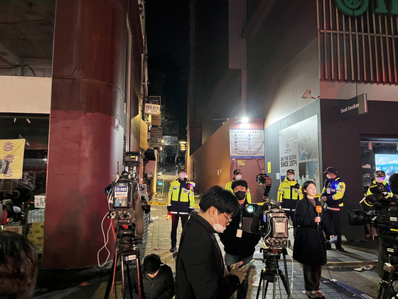 A police line blocks off the street near Hamilton Hotel in Itaewon where the majority of people crushed to death were found. [LEE HO-JEONG]