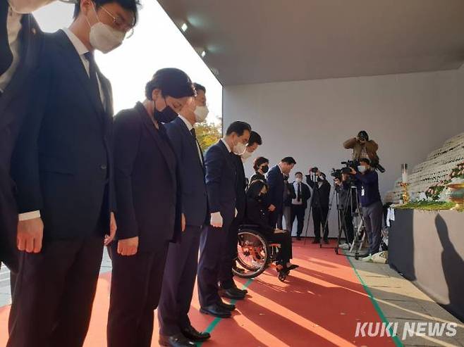1일 서울광장에 마련된 이태원 사고 사망자 합동분향소에서 더불어민주당 의원들이 묵념하고 있다.&nbsp; &nbsp;사진=안소현 기자