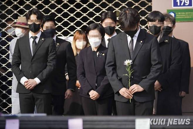 이태원 사고 발생 나흘째인 1일 오후 서울 용산구 이태원역 1번 출구 앞에 마련된 '이태원 사고' 희생자 추모공간을 찾은 시민들이 애도하고 있다.