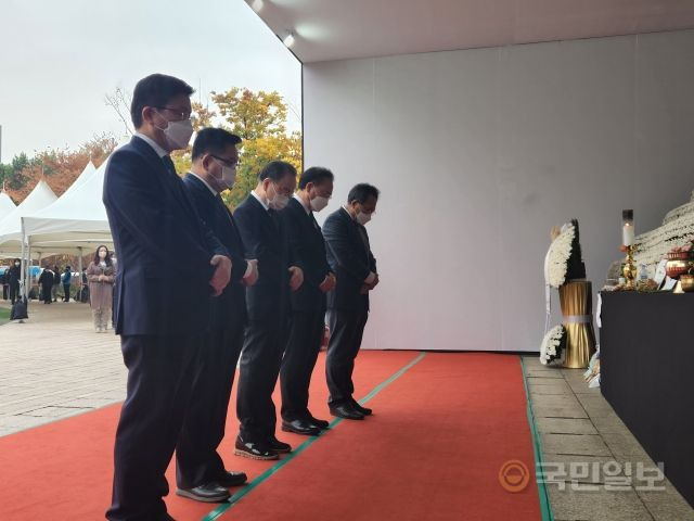 한국교회총연합 회장단은 1일 오전 서울 중구 서울광장에 마련된 이태원 사고 사망자 합동분향소에서 애도하고 있다.