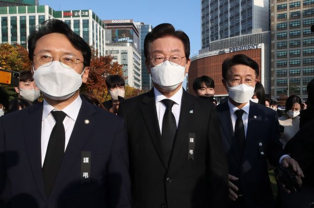 이재명 더불어민주당 대표가 1일 오후 서울 중구 서울광장에 마련된 이태원 사고 사망자 합동분향소에서 헌화를 마친 뒤 광장을 나서고 있다. 국회사진기자단