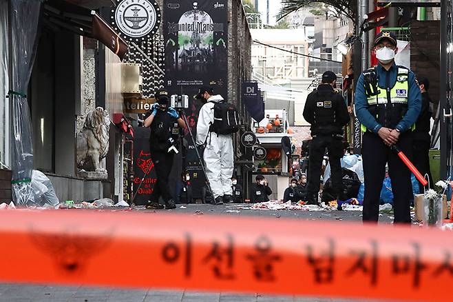 ▲ 국립과학수사연구원과 서울경찰청 수사본부 수사관들이 지난달 31일 서울 용산구 이태원로 일대에서 발생한 핼러윈 대규모 압사 참사 현장을 합동감식하고 있다. 사진=민중의소리