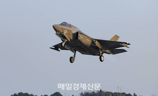 한미 공군의 대규모 연합공중훈련 “비질런트 스톰(Vigilant Storm)” 훈련에 참가한 미군 F-35B 전투기가 지난달 31일 군산기지 활주로를 이륙하고 있다. [사진제공=공군]