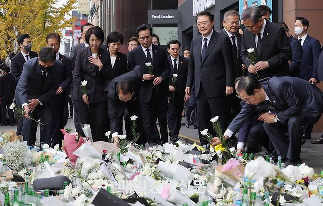 윤석열 대통령이 1일 서울 용산구 이태원역 1번 출구 앞에 마련된 이태원 참사 희생자 추모 공간을 찾아 국무위원들과 함께 헌화하고 있다. /2022.11.01./ [대통령실사진기자단 이승환기자]