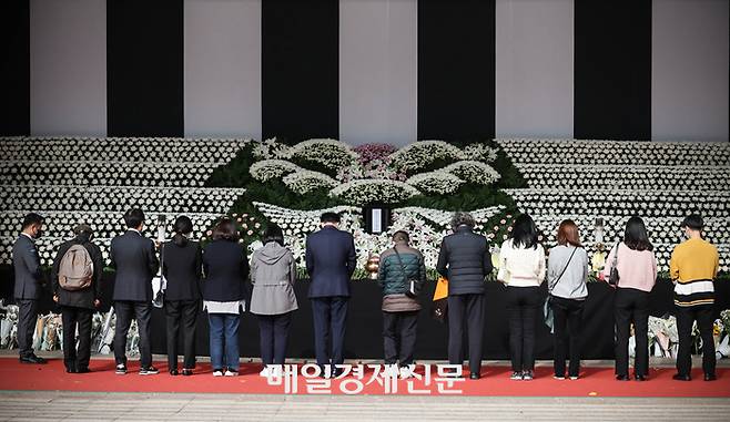 1일 오후 서울 중구 서울광장에 마련된 이태원 사고 사망자 합동분향소를 찾은 시민들이 희생자들을 추모하며 묵념하고 있다. 2022.11.01 [박형기기자]