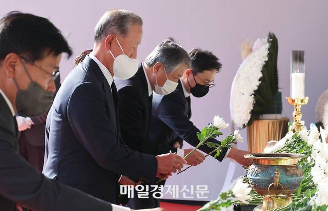 허창수 전국경제인연합회(전경련) 회장이 1일 오후 서울 중구 서울광장에 마련된 이태원 사고 사망자 합동분향소를 찾아 조문하고 있다. 2022.11.01 [박형기기자]