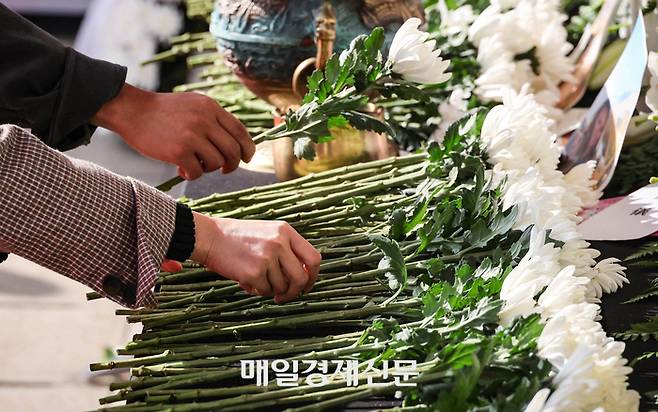 1일 오후 서울 중구 서울광장에 마련된 이태원 사고 사망자 합동분향소를 찾은 시민들이 희생자들을 추모하며 헌화하고 있다. 2022.11.01 [박형기기자]