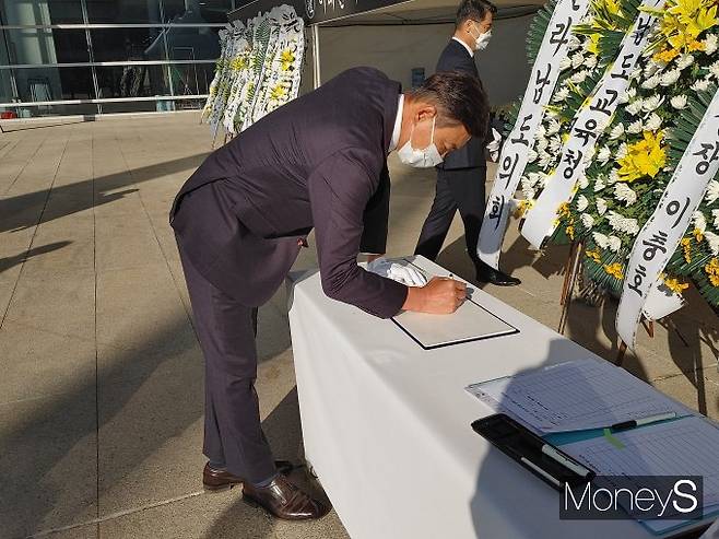 1일 전남도청 만남의 광장에 마련된 이태원 참사 합동분향소를 방문한 김철우 전남 보성군수가 조의록에 '너무 가슴아프다'는 애도의 글을 남기고 있다./홍기철기자