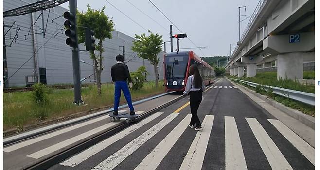 트램 주행 중 보행자 모형을 인지해 정차한 모습.[한국철도기술연구원 제공]