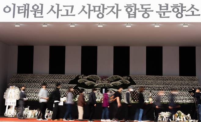 [사진=1일 오후 서울시 중구 서울시청 앞 광장에 마련된 이태원 사고 사망자 합동 분향소에서 시민들이 조문하고 있다.][연합]