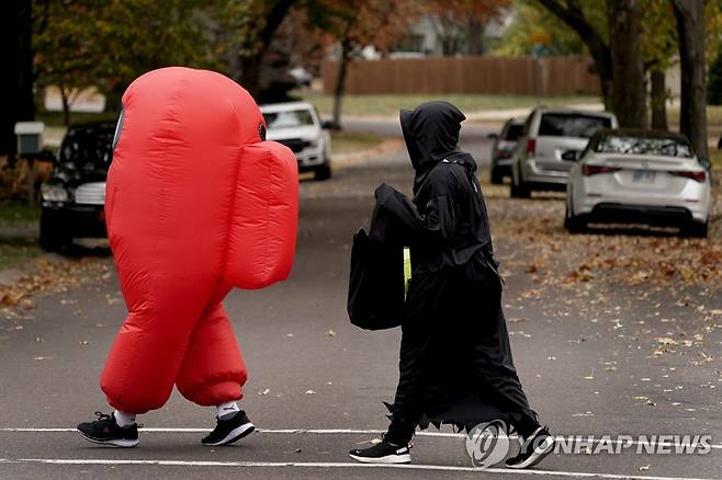 30일(현지시간) 캔자스시티에서 사탕 얻으러 다니는 어린이들(기사와 직접 관련 없음) [AP=연합]