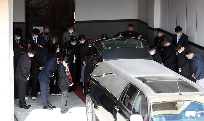 1일 낮 광주 광산구 한 장례식장에서 '이태원 참사' 피해자 중 한 명인 20대 은행원의 발인식이 엄수되고 있다. [연합]