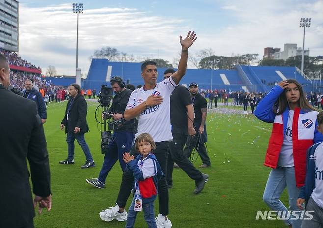 [몬테비데오=AP/뉴시스] 우루과이 축구 스타 루이스 수아레스가 7월 31일(현지시간) 가족과 함께 몬테비데오의 그란파르케 경기장에 도착해 환영하는 팬들을 향해 인사하고 있다. 수아레스는 아틀레티코 마드리드(스페인)와의 계약 만료 후 본인의 첫 프로 경력을 시작한 나시오날로 이적했다. 2022.08.01.