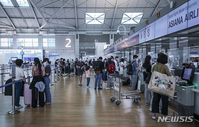 [인천공항=뉴시스] 정병혁 기자 = 추석 연휴 마지막날인 지난 9월12일 오전 인천국제공항 1터미널 출국장에서 여행객들이 출국 수속을 하고 있다. 2022.09.12. jhope@newsis.com