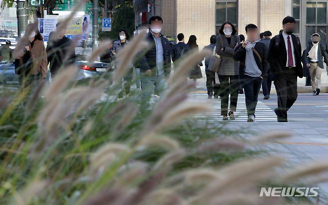 [서울=뉴시스] 고승민 기자 = 서울 광화문 사거리 시민들 모습. 2022.10.12. kkssmm99@newsis.com