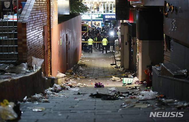 [서울=뉴시스] 김진아 기자 = 지난 29일 밤 서울 용산구 이태원 일대에서 대규모 압사사고가 발생했다. 사진은 30일 새벽 사고현장. 30일 오전 2시40분 기준 이태원 핼러윈 압사 사고와 관련해 120명이 사망한 것으로 확인됐다. 부상자는 100명으로 사망자는 더 늘 것으로 보인다. 2022.10.30. bluesoda@newsis.com