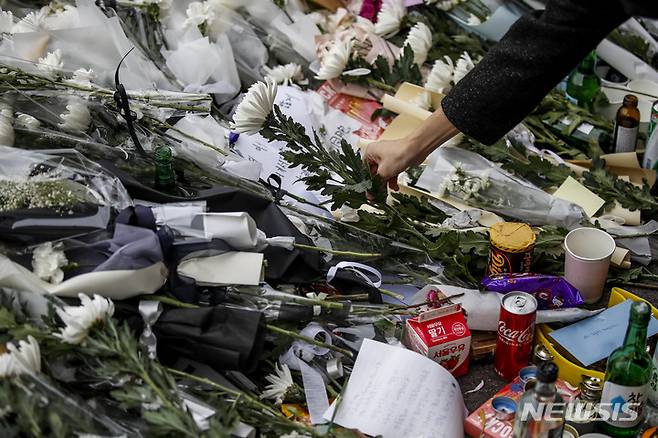 [서울=뉴시스] 정병혁 기자 = 1일 오전 서울 용산구 이태원역에 마련된 추모공간을 찾은 시민이 조문을 하고 있다. 2022.11.01. jhope@newsis.com