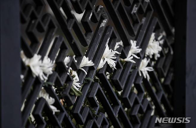 [서울=뉴시스] 정병혁 기자 = 1일 오전 서울 용산구 이태원역에 마련된 추모공간을 찾은 시민들이 놓고 간 조화가 놓여 있다. 2022.11.01. jhope@newsis.com