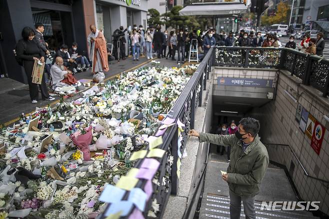 [서울=뉴시스] 정병혁 기자 = 1일 오전 서울 용산구 이태원역에 마련된 추모공간을 찾은 시민들이 놓고 간 조화가 놓여 있다. 2022.11.01. jhope@newsis.com