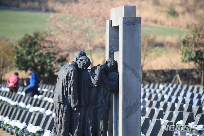 [제주=뉴시스] 우장호 기자 = 제74주년 4·3희생자 추념식 날인 3일 오전 제주시 봉개동 제주4·3 평화공원 행방불명인 표지석에 유족들이 찾아와 참배하고 있다. 2022.04.03. woo1223@newsis.com